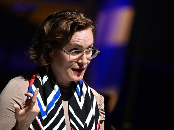 18.03.2026, Sachsen, Leipzig: Die Schriftstellerin Barbi Marković hält im Gewandhaus in Leipzig die Laudatio für den Buchpreisträger. Mit der Verleihung des Buchpreises zur Europäischen Verständigung wird die Leipziger Buchmesse eröffnet. Bis zum Sonntag präsentieren Verlage ihre Neuheiten in diesem Bücherfrühling. Foto: Hendrik Schmidt/dpa +++ dpa-Bildfunk +++