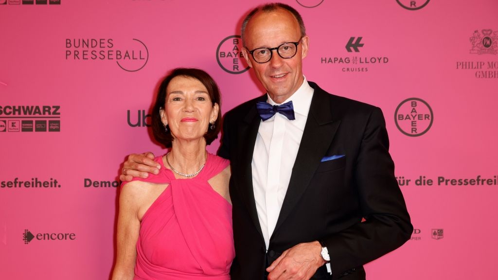 Friedrich Merz und seine Ehefrau Charlotte Merz beim 71. Bundespresseball (2024). (Foto)