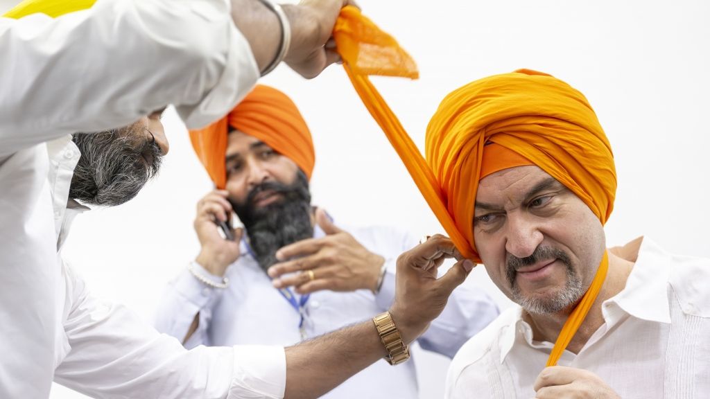 Im April 2025 besuchte Markus Söder Indien. Dabei bekam er in einem Sikh-Tempel einen orangenen Turban verpasst. (Foto)