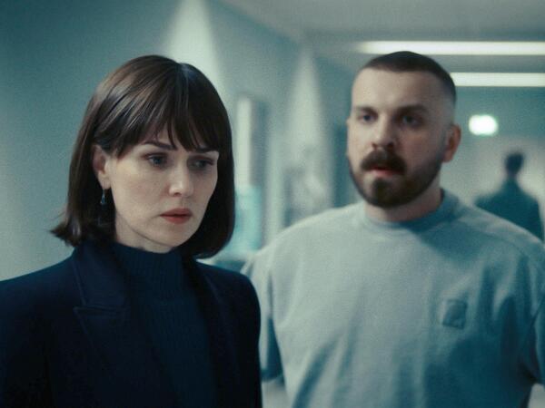 ARD/HR TATORT: FACKEL, Fernsehfilm, Deutschland 2026, Buch: Sebastian Heeg und Tom Schilling, Regie: Rick Ostermann, am Sonntag (22.03.26) um 20:15 Uhr im ERSTEN und in der ARD Mediathek. Maryam Azadi (Melika Foroutan) und Hamza Kulina (Edin Hasanovic) © HR/ARD Degeto Film/Sommerhaus/Philipp Sichler, honorarfrei - Verwendung gemäß der AGB im engen inhaltlichen, redaktionellen Zusammenhang mit genannter HR-Sendung bei Nennung "Bild: HR/ARD Degeto Film/Sommerhaus/Philipp Sichler" (S2). HR/Pressestelle, Tel: 069/155-4954