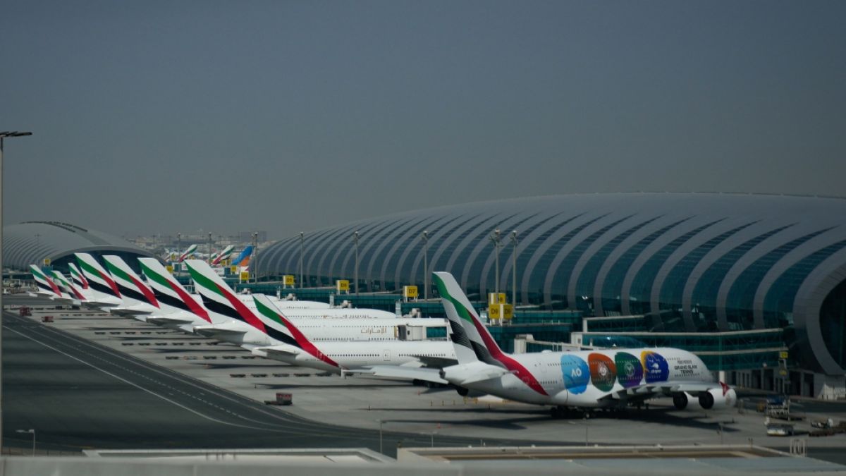 Emirates-Flugzeuge werden nach der Schließung des Dubai International Airport geparkt. (Foto)