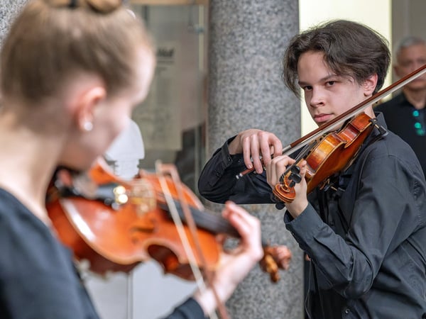 Junge Streicher des Musikgymnasiums Carl Philipp Emanuel Bach bei der Jubiläumsfeier "20 Jahre Mendelssohn-Remise"