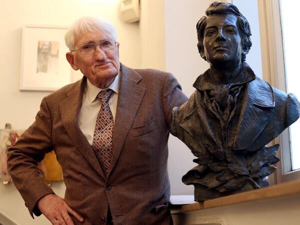 ARCHIV - 12.12.2012, Nordrhein-Westfalen, Düsseldorf: Der Philosoph Jürgen Habermas steht im Heinrich-Heine-Institut neben einer Heine-Büste. Am 14.03.2026 starb der Philosoph und Soziologe Jürgen Habermas im Alter von 96 Jahren in Starnberg, wie der Suhrkamp Verlag unter Berufung auf die Familie der Deutschen Presse-Agentur mitteilte. Foto: Martin Gerten/dpa +++ dpa-Bildfunk +++