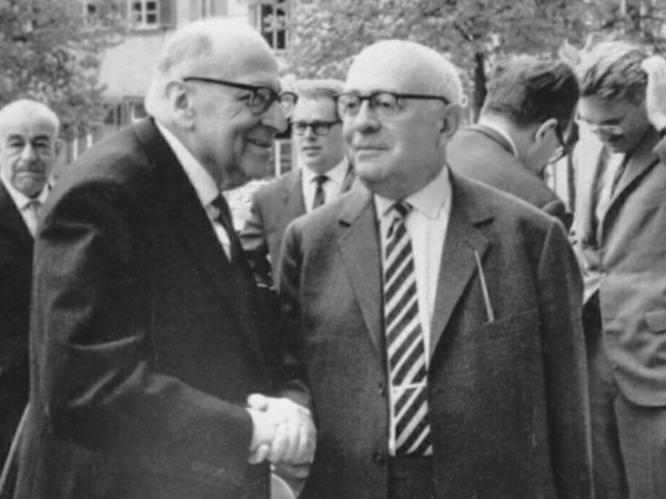 Max Horkheimer (vorn links), Theodor Adorno (vorn rechts), Jürgen Habermas (im Hintergrund rechts) sowie Siegfried Landshut (im Hintergrund links) im Jahr 1964 in Heidelberg.
