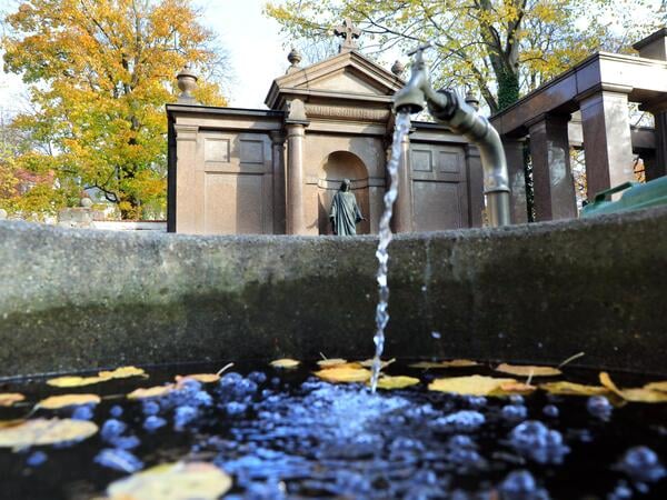 07.11.2018, Berlin: Wasser plätschert auf dem Dorotheenstädtischen Friedhof im Bezirk Mitte in einen Brunnen. (zu «Trockenheit in Berlin - Friedhofsverwaltungen rechnen mit Schäden» vom 10.11.2018) Foto: Wolfgang Kumm/dpa +++ dpa-Bildfunk +++