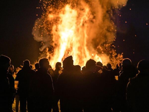ARCHIV - Genügend Abstand halten: Mindestens 50 Meter Abstand zu Gebäuden und Bäumen sowie 100 Meter zu Straßen sorgen für mehr Sicherheit. (zu dpa: «Nur nicht allein lassen: Beim Osterfeuer ist Geduld gefragt») Foto: Frank Hammerschmidt/dpa/dpa-tmn - Honorarfrei nur für Bezieher des dpa-Themendienstes +++ dpa-Themendienst +++