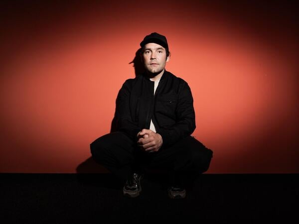 ARCHIV - 02.04.2025, Berlin: Aki Bosse, Musiker, aufgenommen bei einem Fototermin mit der Deutschen Presse-Agentur bei Universal Music. (zu dpa: «Bosse singt über Hass im Netz - überrascht von Resonanz») Foto: Christoph Soeder/dpa +++ dpa-Bildfunk +++