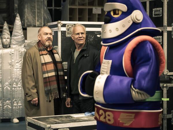 ARD/WDR TATORT: SHOWTIME, Regie: Isabell Šuba, Buch: Arne Nolting & Jan Martin Scharf, am Sonntag (12.04.26) um 20:15 Uhr im ERSTEN. Willkommen in einer anderen Welt. Freddy Schenk (Dietmar Bär, links) und Max Ballauf (Klaus J. Behrendt) suchen auf dem Studiogelände nach dem Set der Kindershow "Sachen und Lachen" und stoßen auf allerlei buntes Volk... © WDR/BAVARIA FICTION/Martin Valentin Menke, honorarfrei - Verwendung gemäß der AGB im engen inhaltlichen, redaktionellen Zusammenhang mit genannter WDR-Sendung bei Nennung "Bild: WDR/BAVARIA FICTION/Martin Valentin Menke" (S2+). WDR Kommunikation/Redaktion Bild, Köln, Tel: 0221/220 -7132 oder -7133, Fax: -777132, bildkommunikation@wdr.de