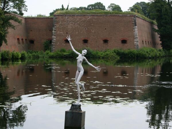 Arbeiten des Bildhauers Hans Scheib in der Spandauer Zitadelle# Die "Muse" des Bildhauers Hans Scheib am 1.7.2009 im Wasser des Spandauer Burggrabens. Sie ist Teil der Ausstellung "Drachenzähne und Anderes" in der Zitadelle in Berlin-Spandau. Foto: Thilo Rückeis