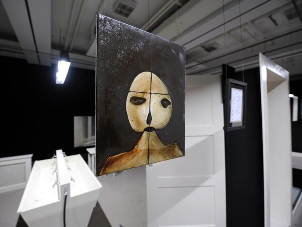 Blick auf ein Ölgemälde in der Ausstellung "Mens Sana in Corpore Sano (White Reformation Co-Op)" des deutschen Künstlers Thomas Zipp, aufgenommen am Mittwoch (17.03.2010) in der Kunsthalle in Kassel. Zipp hat in seiner bislang größten Einzelausstellung die gesamte Kunsthalle in eine psychiatrische Anstalt verwandelt. In abgedunkelten Hallen, engen Gängen, von denen verschlossene und zugängliche Kammern abzweigen, hat er hunderte seiner Arbeiten zu einer Gesamtinstallation zusammengeschlossen. Die Ausstellung ist noch bis 13. Juni zu sehen. Foto: Uwe Zucchi dpa/lhe ++ +++ dpa-Bildfunk +++