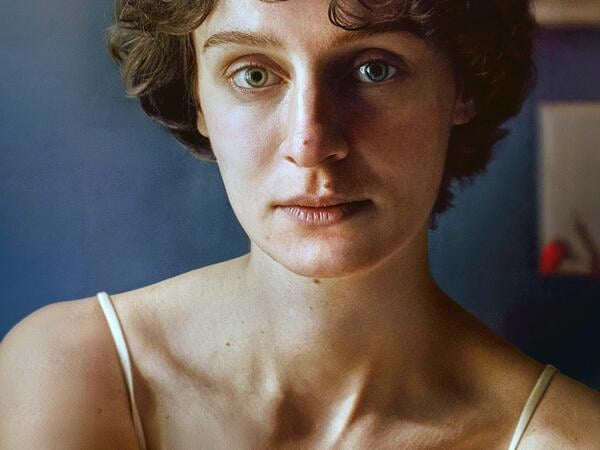 Stills der Arte-Serie "Etty" von Hagai Levi mit Julia Windischbauer und Sebastian Koch
