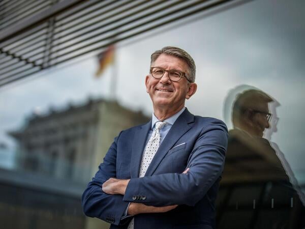 ARCHIV - 16.10.2025, Berlin: Wolfram Weimer (parteilos), Staatsminister für Kultur und Medien, aufgenommen bei einem Portraittermin mit der dpa Deutsche Presse-Agentur GmbH. (zu dpa: «Kabinett beschließt Investitionspflicht für Netflix und Co.») Foto: Michael Kappeler/dpa +++ dpa-Bildfunk +++