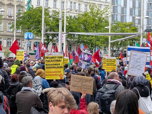 Unter dem Motto „Keine Bühne für den Völkermord“ startete um 14 Uhr die größte ESC-Demonstration in dieser Woche in Wien.