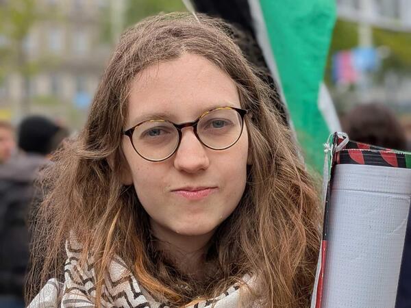 Valerie sagt, sie könne "nicht feiern, wenn woanders Menschen sterben". Die Teilnahme Israels am ESC findet sie "heuchlerisch". Das Argument, den Wettbewerb sei unpolitisch kann sie nicht nachvollziehen. "Dann müsste Russland ja auch dabei sein dürfen."