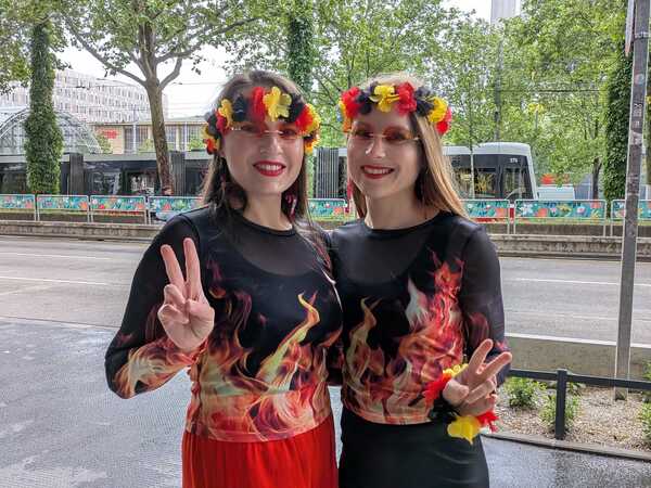 Margarita (r.) und Elena sind aus Deutschland angereist.