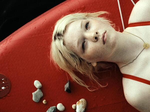 Bilder aus dem Film "In die Sonne schauen" von Mascha Schilinski