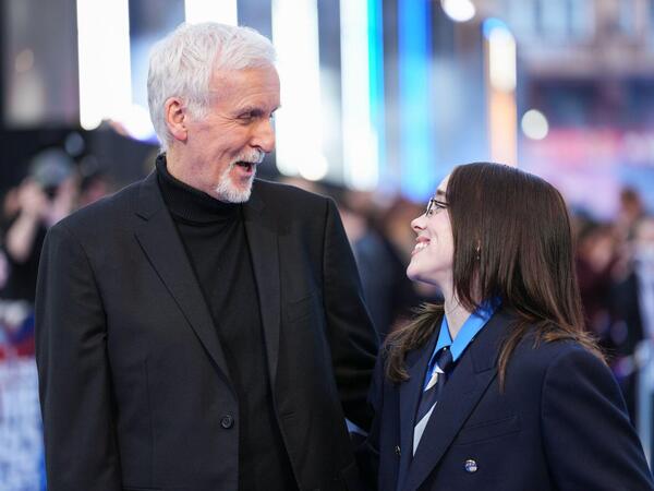 ARCHIV - 28.04.2026, Großbritannien, London: James Cameron, links, und Billie Eilish posieren für Fotografen bei der Ankunft zur Vorführung des Films "Hit me Hard and Soft: The Tour". (zu dpa: «Konzertfilm von Billie Eilish: «Es ist sehr überwältigend»») Foto: Scott A Garfitt/Invision/dpa +++ dpa-Bildfunk +++