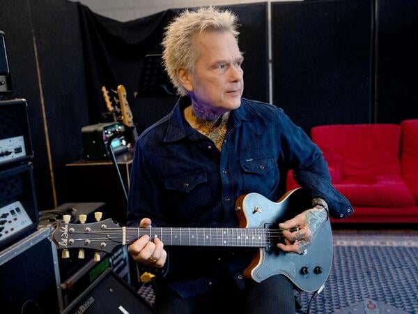 ARD/SWR DIE TOTEN HOSEN - DAS LETZTE ALBUM, am Samstag (23.05.26) um 23:25 Uhr im ERSTEN. Gitarrist Kuddel feilt an einer Songidee. Credit: SWR/Donata Wenders