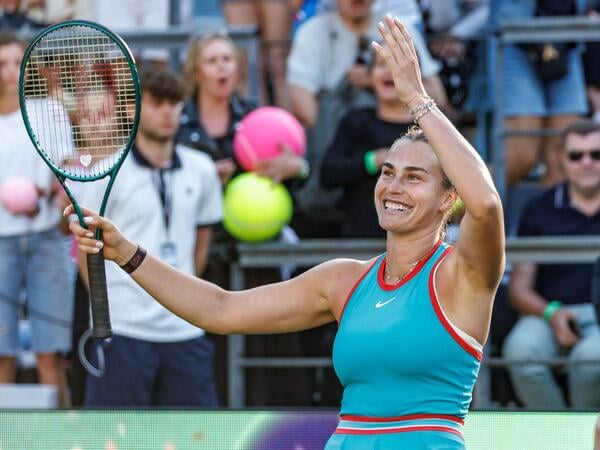 ARCHIV - 20.06.2025, Berlin: Tennis: WTA-Tour, Einzel, Damen, Viertelfinale, Sabalenka (Belarus) - Rybakina (Kasachstan), Steffi-Graf-Stadion. Aryna Sabalenka jubelt über ihren Sieg. (zu dpa: «Sabalenka mit dabei: Neun Spielerinnen aus Top10 in Berlin») Foto: Andreas Gora/dpa +++ dpa-Bildfunk +++