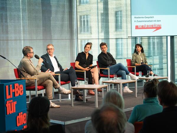 Werner Graf (Grüne), Stefan Evers (CDU), Steffen Krach (SPD) und Elif Eralp (Linke) im Gespräch zum Thema "Was ist Berlin die Kultur wert" in der Akademie der Künste, Foto: Timm Kölln