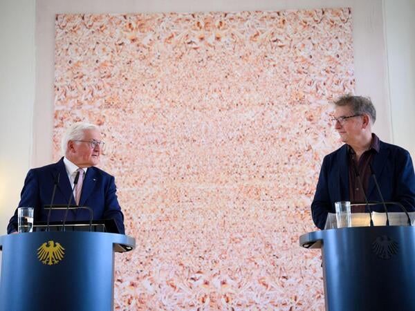 08.06.2026, Berlin: Bundespräsident Frank-Walter Steinmeier (l) äußert sich zusammen mit Manos Tsangaris, Präsident der Akademie der Künste, beim Presserundgang zur Ausstellung „Freiraum Kunst – Akademie der Künste goes Bellevue“ im Schloss Bellevue. Unter der Schirmherrschaft von Bundespräsident Steinmeier realisiert die Akademie der Künste eine zweiwöchige Ausstellung mit Werken und Beiträgen zahlreicher Akademie-Mitglieder und Berliner Künstler. Foto: Bernd von Jutrczenka/dpa +++ dpa-Bildfunk +++
