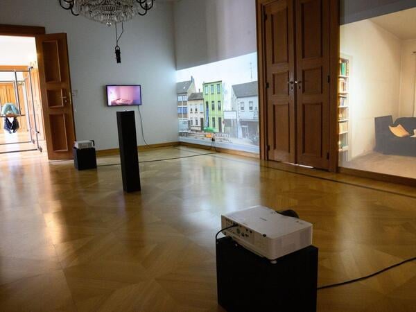 08.06.2026, Berlin: Video-Installationen von Gregor Schneider gehören zur Ausstellung „Freiraum Kunst – Akademie der Künste goes Bellevue“ im Schloss Bellevue. Unter der Schirmherrschaft von Bundespräsident Steinmeier realisiert die Akademie der Künste eine zweiwöchige Ausstellung mit Werken und Beiträgen zahlreicher Akademie-Mitglieder und Berliner Künstler. Foto: Bernd von Jutrczenka/dpa +++ dpa-Bildfunk +++