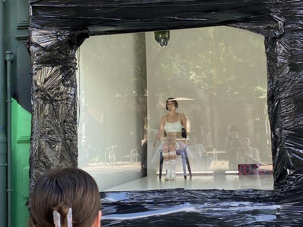 Dominiziana performt live in Berlin-Kreuzberg