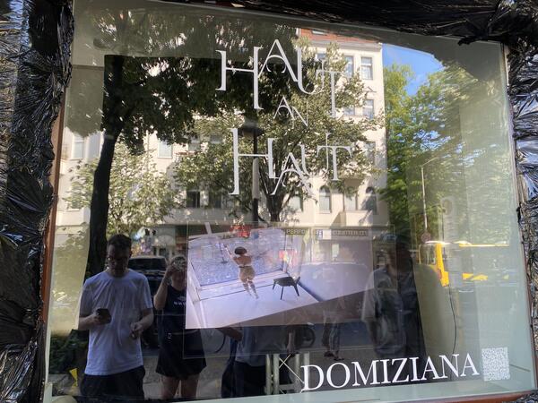 Dominiziana performt live in Berlin-Kreuzberg