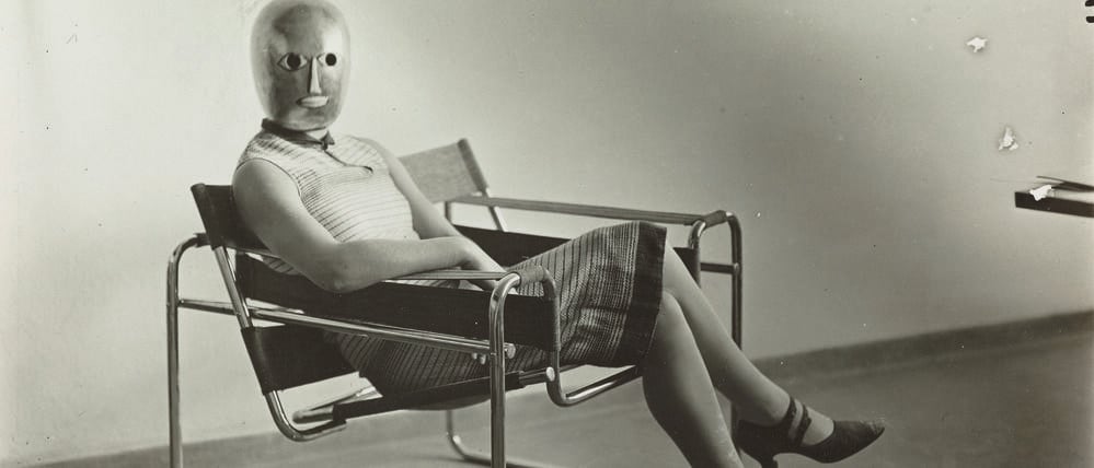 Besuch aus der Zukunft: Bauhaus-Studentin Immeke Schwollmann sitzt 1926 auf Marcel Breuers erstem Stahlrohrsessel.