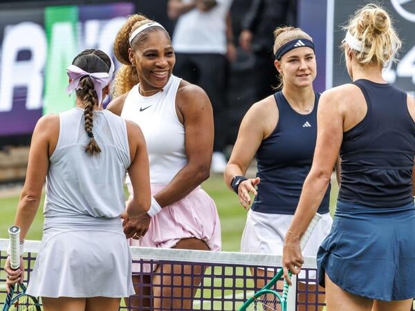 16.06.2026, Berlin: Tennis: WTA-Tour, Doppel, Frauen, 1. Runde. Muchova (Tschechien)/Williams (USA) - Olmos (Mexico)/Routliffe (Neuseeland). Karolina Muchova (2.v.r.) und Serena Williams (2.v.l.) bedanken sich nach dem Spiel bei Giuliana Olmos (r) und Erin Routliffe (l). Foto: Andreas Gora/dpa +++ dpa-Bildfunk +++