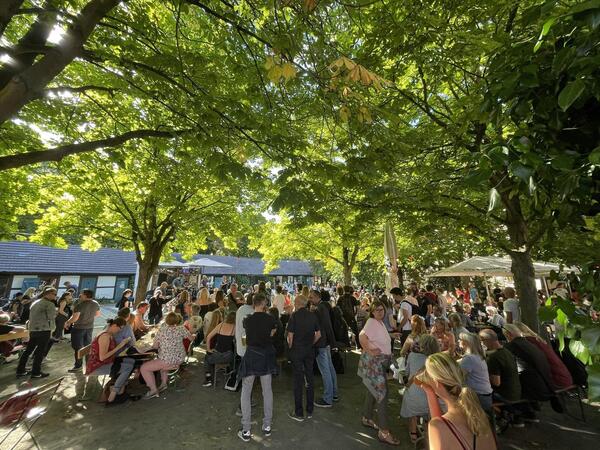 Lutetia Spandau
Klassiker in der Altstadt: Ob Fete de la Musique, Fußball-EM oder Kulturfeste: Im Lutetia lümmelt Spandau rum.