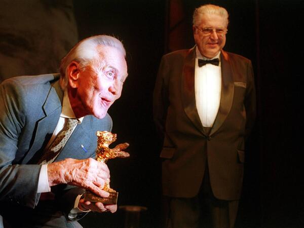 Bildnummer: 50239736 Datum: 16.02.2001 Copyright: imago/David Heerde Schauspieler Kirk Douglas (li., USA) freut sich über die Ehrung für sein Lebenswerk durch Festivalleiter Moritz de Hadeln (GER) auf den 51. Internationalen Filmfestspielen in Berlin, Personen , optimistisch; 2001, Berlin, Filmfestspiele, Filmfest, Festivals, Ehrenpreis, Preisverleihung, Preisträger, Verleihung, Goldener, Bär, Preis, Trophäe, Festivalleitung; , quer, Kbneg, Gruppenbild, close, Film, Kunst, Deutschland, Randbild, People / Internationale, Objekte