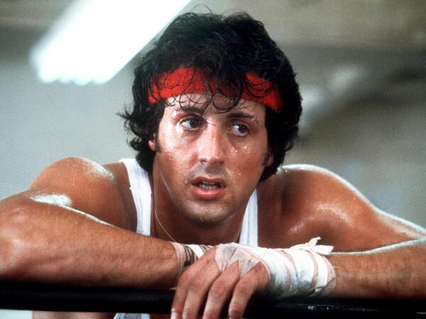 Mit fast 60 Jahren kehrt Sylvester Stallone (Archivbild von 1979 bei den Dreharbeiten zu "Rocky II") noch einmal als Rocky auf die Leinwand zurück. Wie der «Hollywood-Reporter» am Donnerstag berichtete, will Stallone selbst Regie führen und die Hauptrolle spielen. Nach anderen Presseberichten trainiert er bereits eifrig im Fitness-Studio. Die Dreharbeiten sollen möglicherweise schon im Dezember beginnen. Mit dem ersten Rocky-Film war Stallone 1976 zum Weltstar geworden. Das Drama um den Amateurboxer Rocky Balboa aus den Slums von Philadelphia wurde mit drei Oscars ausgezeichnet, darunter als bester Film. Die Fortsetzungen waren weniger anspruchsvoll. In «Rocky VI» ist der ehemalige Boxchampion ein verwitweter Restaurantbesitzer, der seinen Kummer durch eine Rückkehr in den Ring überwinden will. +++ dpa-Bildfunk +++