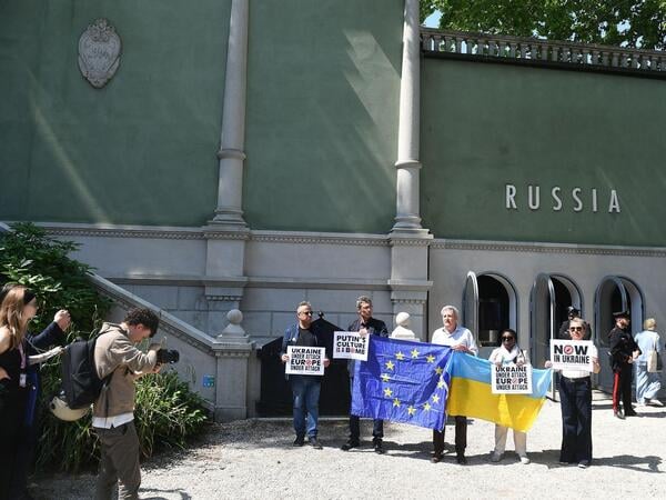 ARCHIV - 09.05.2026, Italien, Venedig: Demonstranten erinnern vor dem russischen Pavillon auf dem Gelände der Kunstbiennale 2026 am Eröffnungstag an den seit vier Jahren andauernden Angriffskrieg Russlands gegen die Ukraine. Die Biennale Arte 2026 findet vom 09. Mai bis zum 22. November in der Lagunenstadt statt. (zu dpa: «EU stellt Unterstützung für Kunstbiennale in Venedig ein») Foto: Felix Hörhager/dpa +++ dpa-Bildfunk +++