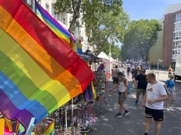 Lesbisch-schwules Straßenfest in Berlin-Schöneberg , ÂGleiche Rechte für Ungleiche - weltweit Unter diesem Motto veranstaltet der Regenbogenfonds e.V. zum 29. Mal Europas größtes Lesbisch-schwules Stadtfest am Nollendorfplatz in Berlin-Schöneberg. Berlin Berlin Deutschland *** Lesbian gay street festival in Berlin Schöneberg , Equal rights for unequal worldwide Under this motto, the Rainbow Fund e V organizes for the 29th time Europes largest lesbian gay city festival at Nollendorfplatz in Berlin Schöneberg Berlin Germany