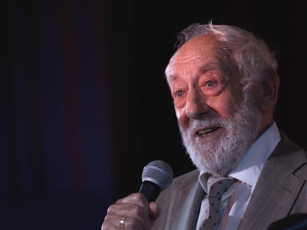29.07.2026, Sachsen-Anhalt, Magdeburg: Schauspieler Dieter Hallervorden spricht auf der Bühne des Oli-Kinos. Dort fand im Vorfeld der Landtagswahl ein Gespräch zwischen Hallervorden und Sachsen-Anhalts Ministerpräsident Schulze über Demokratie zum Thema "Kunst braucht Freiheit" statt. Foto: Klaus-Dietmar Gabbert/dpa +++ dpa-Bildfunk +++