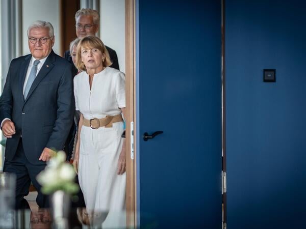 Bundespräsident Frank-Walter Steinmeier bei der symbolischen Schlüsselübergabe für den temporären Amtssitz am Spreebogen, mit Ehefrau Elke BüdenbenderBundespräsident Symbolische Schlüsselübergabe für Amtssitz am Spreebogen als Interimslösung während des Umbaus von Schloss Bellevue, Berlin Berlin Deutschland Amtssitz am Spreebogen *** Federal President Frank Walter Steinmeier at the symbolic key handover for the temporary official residence at Spreebogen, with his wife Elke Büdenbender Federal President Symbolic key handover for the official residence at Spreebogen as an interim solution during the renovation of Bellevue Palace, Berlin, Berlin, Germany Official residence at Spreebogen