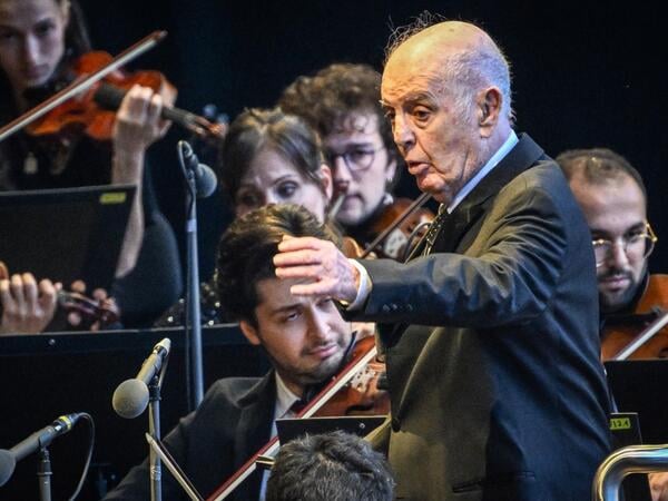 Daniel Barenboim dirigiert das West-Eastern Divan Orchestra. Barenboim hatte im Februar eine Parkinson-Erkrankung öffentlich gemacht. Das Orchester tritt in der Waldbühne gemeinsam mit dem Pianisten Lang Lang auf, fotografiert am 10.August 2025 in Berlin. Foto: Maurizio Gambarini/FUNKE Foto Services