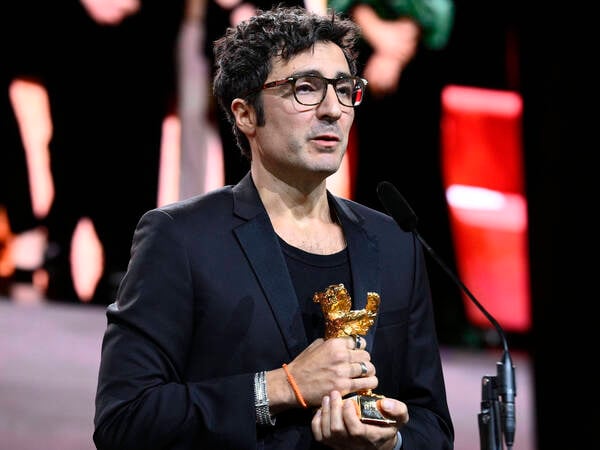 Ilker Catak mit dem Goldenen Bären für den besten Film Gelbe Briefe / Yellow Letters bei der Closing Ceremony mit Preisverleihung auf der Berlinale 2026 / 76. Internationale Filmfestspiele Berlin im Berlinale Palast. Berlin, 21.02.2026 *** Ilker Catak with the Golden Bear for Best Film Yellow Letters Yellow Letters at the Closing Ceremony with Award Ceremony at the Berlinale 2026 76 Berlin International Film Festival in the Berlinale Palast Berlin, 21 02 2026 Foto:xN.xKubelkax/xFuturexImagex closing_6374