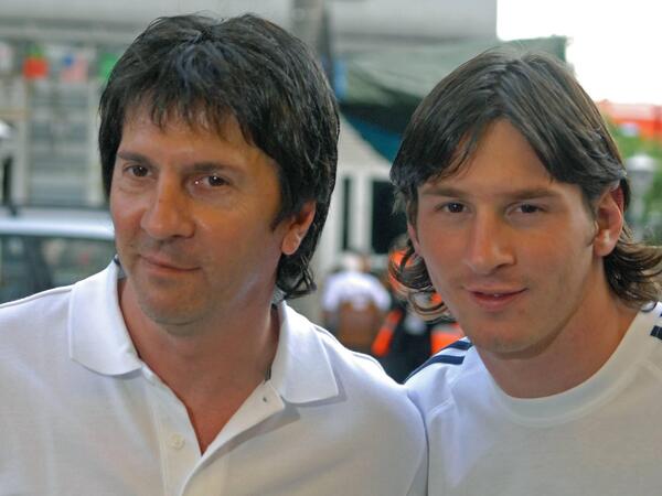 Lionel Messi (ARG) und sein Vater Jorge Horacio in Nürnberg, WM 2006 in Deutschland. Foto: Sebastiao de Souza PUBLICATIONxINxGERxSUIxAUTxHUNxONLY Lionel Messi ARG and be Father Jorge Horacio in Nuremberg World Cup 2006 in Germany Photo Sebastiao de Souza PUBLICATIONxINxGERxSUIxAUTxHUNxONLY