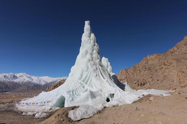On Water: WasserWissen in Berlin/ Humboldtforum
Ein sogenannter Eisstupa ist ein künstlich aufgeschichteter Eiskegel, der im Himalaya zur Speicherung von Schmelzwasser dient und so Wasserknappheit lindern soll.Copyright:Lobzang Dadul, Courtesy of Sonam Wangchuk