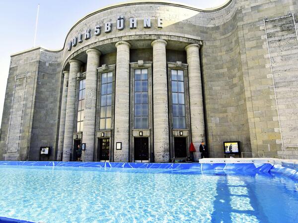 25m langes Schtemporaeres Schwimmbecken vor Volksbuehne. *** A 25-meter-long temporary swimming pool in front of the Volksbühne