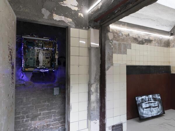 Eröffnung der Ausstellung „Berlin, the Bitch and the Witch“ © Foto Michelle Mantel
@ Kunstrbücke am Wildenbruch 2026
Werke von Caligola (links) und Lotta Beckers (rechts, Videoarbeit auf dem Boden)