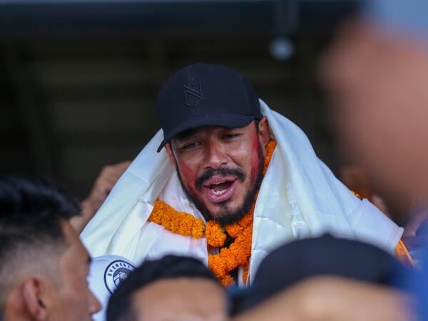 Record Holding Mountain Climbers Gets Rousing Welcome Upon Arrival Back Home Record-setting climber Nirmal Purja, also known as Nimsdai, arrives back in Kathmandu, Nepal, on October 14, 2024, after completing the summit of 14 peaks towering above 8,000 meters without oxygen. On May 7, 2022, climber Nims begins this campaign by summiting Kanchenjunga without using supplemental oxygen. On May 27 of the same year, he ascends Everest, followed by Lhotse on May 28, Makalu, Cho Oyu, Dhaulagiri, Annapurna, Manaslu, Nanga Parbat, Gasherbrum, Broad Peak, and finally Shishapangma. Out of the 14 tallest peaks, eight are located in Nepal, while the others are in Pakistan and China. Kathmandu Nepal PUBLICATIONxNOTxINxFRA Copyright: xSubaasxShresthax originalFilename: shrestha-recordho241014_npP1p.jpg