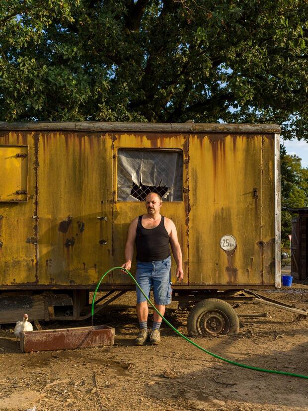 Hermann, Milchbauer und Geflügelhalter, D-Pommersfelden 2019, Pancho Assoluto, from the series ‘out there’, Foto: Courtesy of Pancho Assoluto