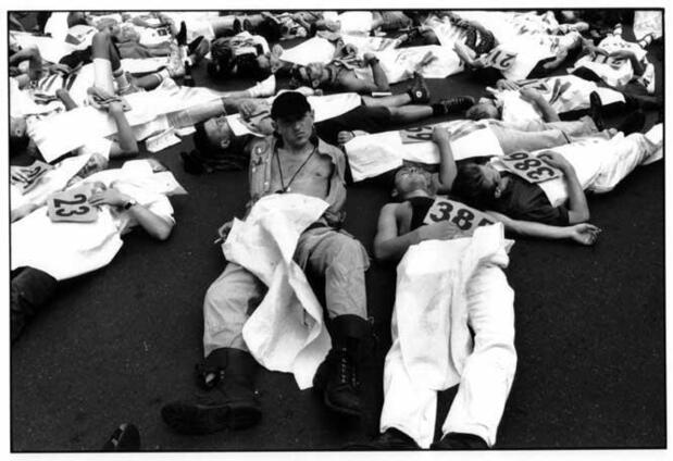 Zu sehen in der Ausstellung "HorizontalDas Krankenbett und die Welt im Liegen" -Schwules Museum
Bild: Aron Neubert: Juni 1992 act up demonstration christopher street day Berlin, aus der Serie: Wärme die nur Feuer uns geben kann
Credits: Aron Neubert