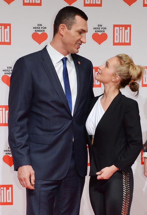ARCHIV - 05.12.2015, Berlin: Der ukrainische Boxer Wladimir Klitschko und seine Freundin, die US-amerikanische Schauspielerin Hayden Panettiere, kommen zur Spendengala «Ein Herz für Kinder» in Berlin. Foto: picture alliance / dpa +++ dpa-Bildfunk +++