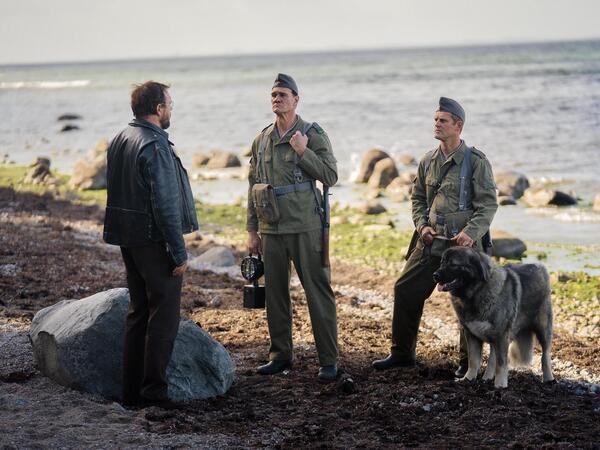 Charly Hübner, Lina Beckmann und Thorsten Merten im Film "Spaziergang nach Syrakus". Foto: Sammy Hart/Pandora Film