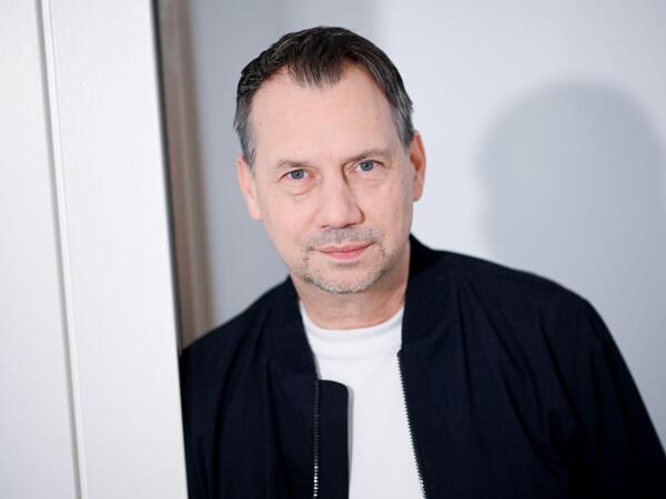 ARCHIV - 03.03.2026, Berlin: Schriftsteller Sebastian Fitzek am Rande eines dpa-Interviews. (zu dpa: «Pauken für GZSZ: Thriller-Autor Fitzek spielt sich selbst») Foto: Britta Pedersen/dpa +++ dpa-Bildfunk +++