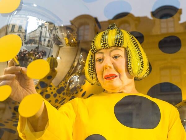 Louis Vuitton Celebrates 2nd Collaboration With Artist Yayoi Kusama - Paris Yayoi Kusama the robot of Louis Vuitton, place Vendome. France, Paris on January 24, 2023. Louis Vuitton celebrates 2nd collaboration with artist Yayoi Kusama. Photo by Patricia Huchot-Boissier/ABACAPRESS.COM Paris France PUBLICATIONxNOTxINxFRAxSPAxUKxUSAxBELxPOL Copyright: xHuchot-BoissierxPatricia/ABACAx 839596_014 Huchot-BoissierxPatricia/ABACAx 839596_014